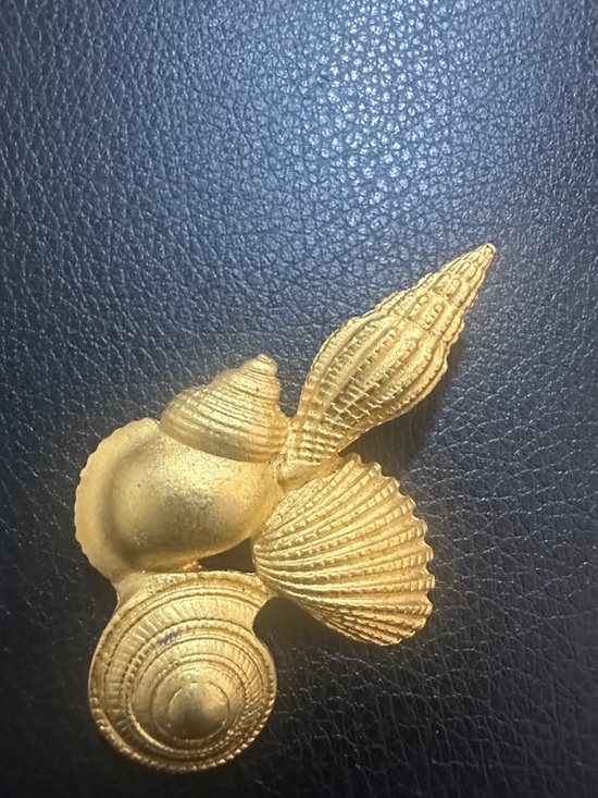 Accessories - Gold Seashell Decorative Pin / Brooch